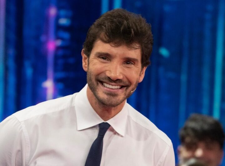 Stefano De Martino durante una puntata di Affari Tuoi su Rai1