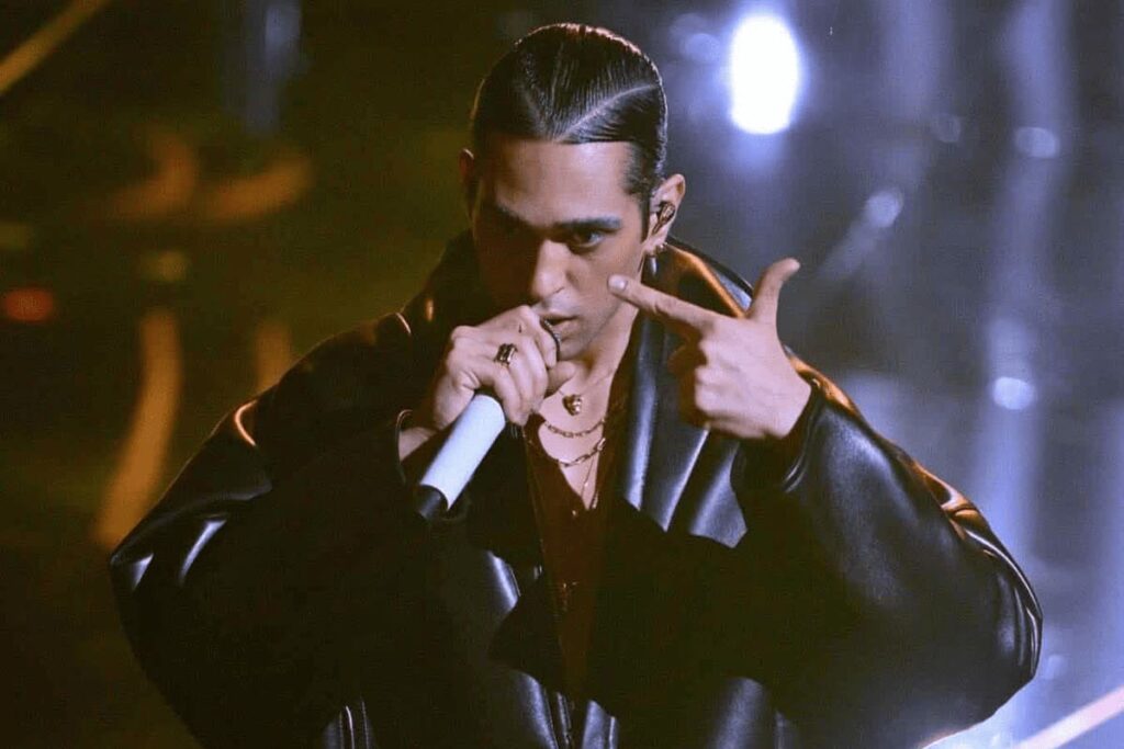 Mahmood in una scena di una sua esibizione