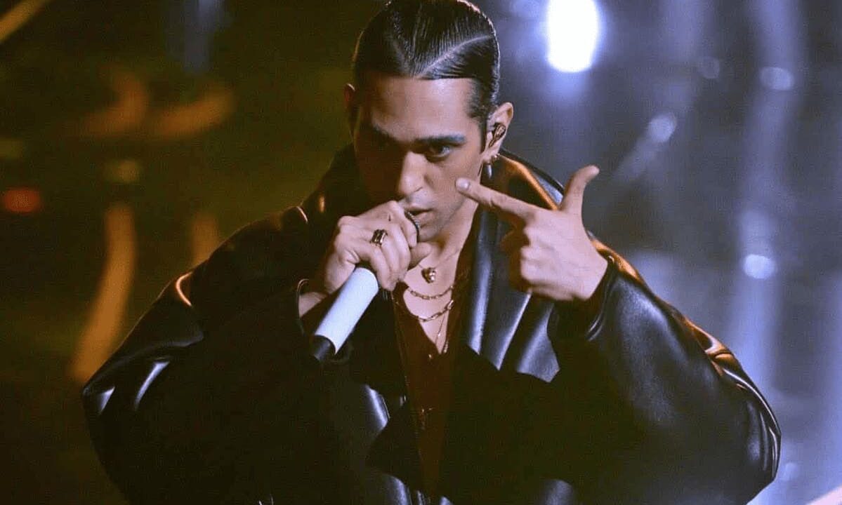 Mahmood in una scena di una sua esibizione