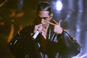 Mahmood in una scena di una sua esibizione