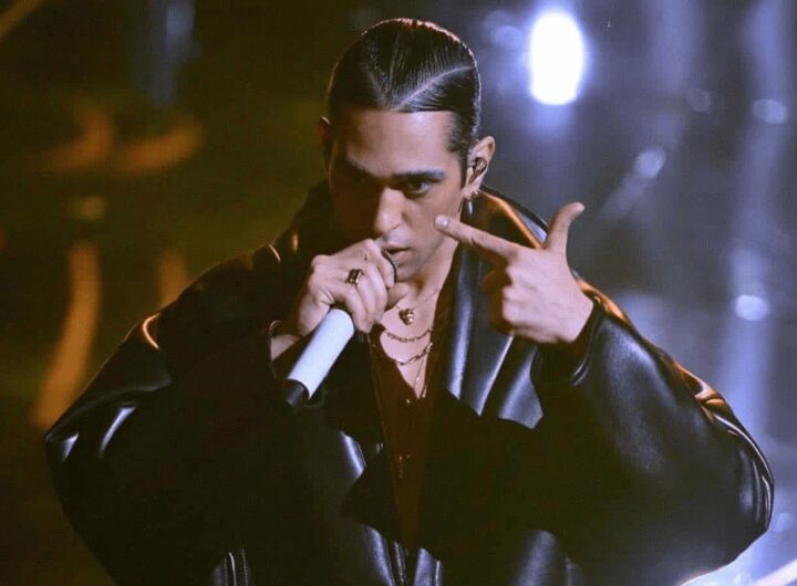 Mahmood in una scena di una sua esibizione