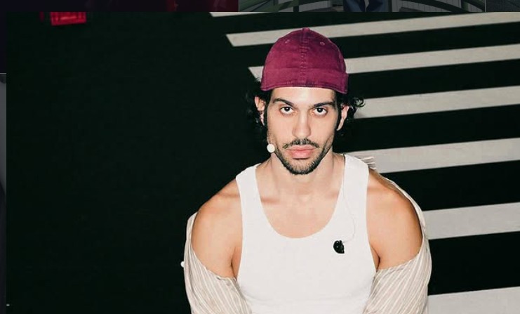 Il cantante Mahmoud in canottiera e cappellino