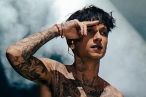 Ultimo sul palco durante uno dei suoi concerti live, mentre saluta il pubblico