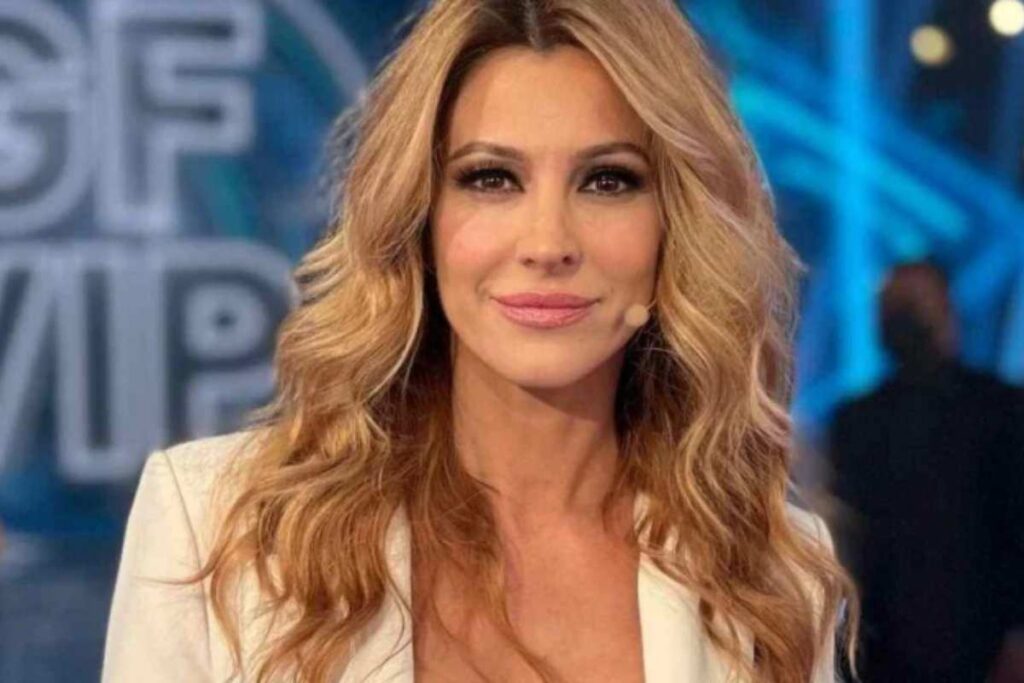 Primo piano di Adriana Volpe nello studio del gf vip