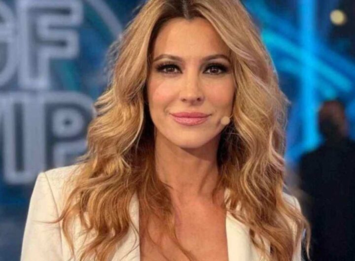 Primo piano di Adriana Volpe nello studio del gf vip