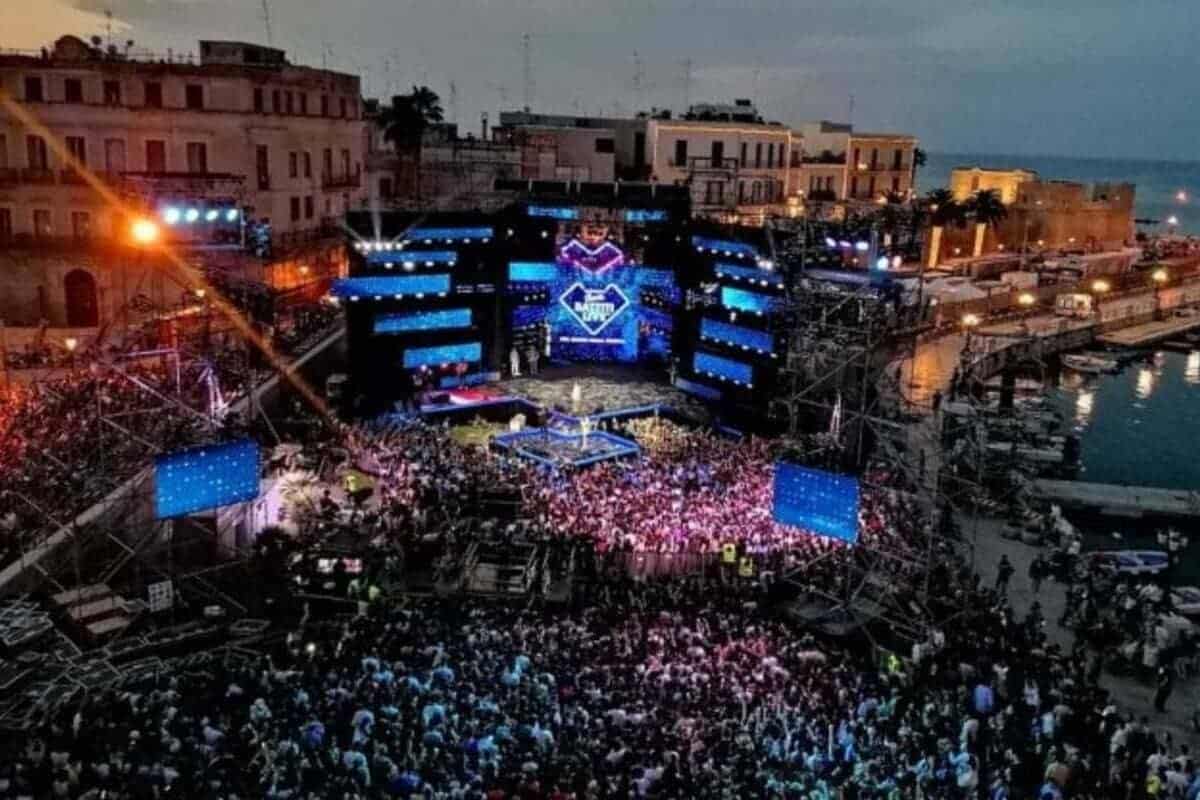 Il palco di Battiti Live con il logo dello show musicale estivo