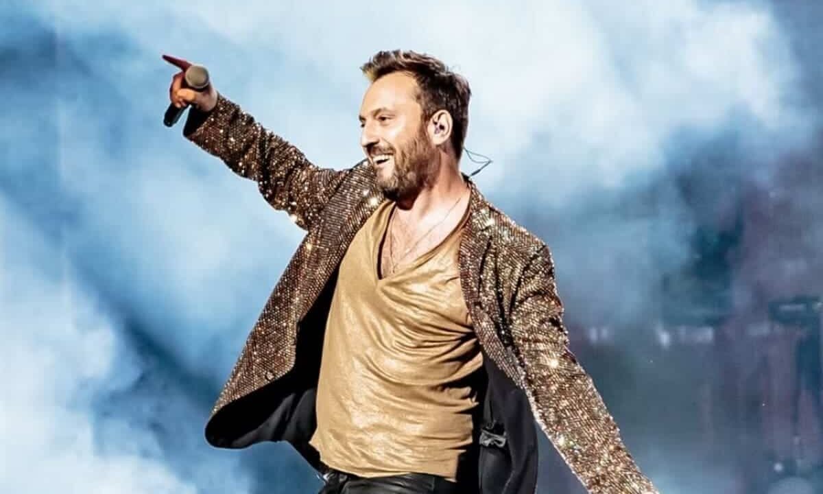 Cesare Cremonini sul palco durante un concerto del tour Live26 2026