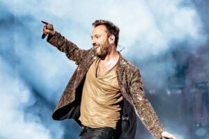 Cesare Cremonini sul palco durante un concerto del tour Live26 2026