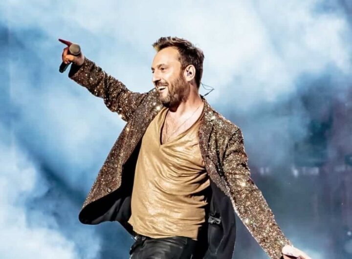 Cesare Cremonini sul palco durante un concerto del tour Live26 2026